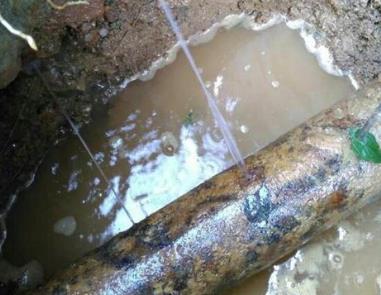 庄河楼顶渗水维修公司分享下地暖漏水的原因及检测方法。